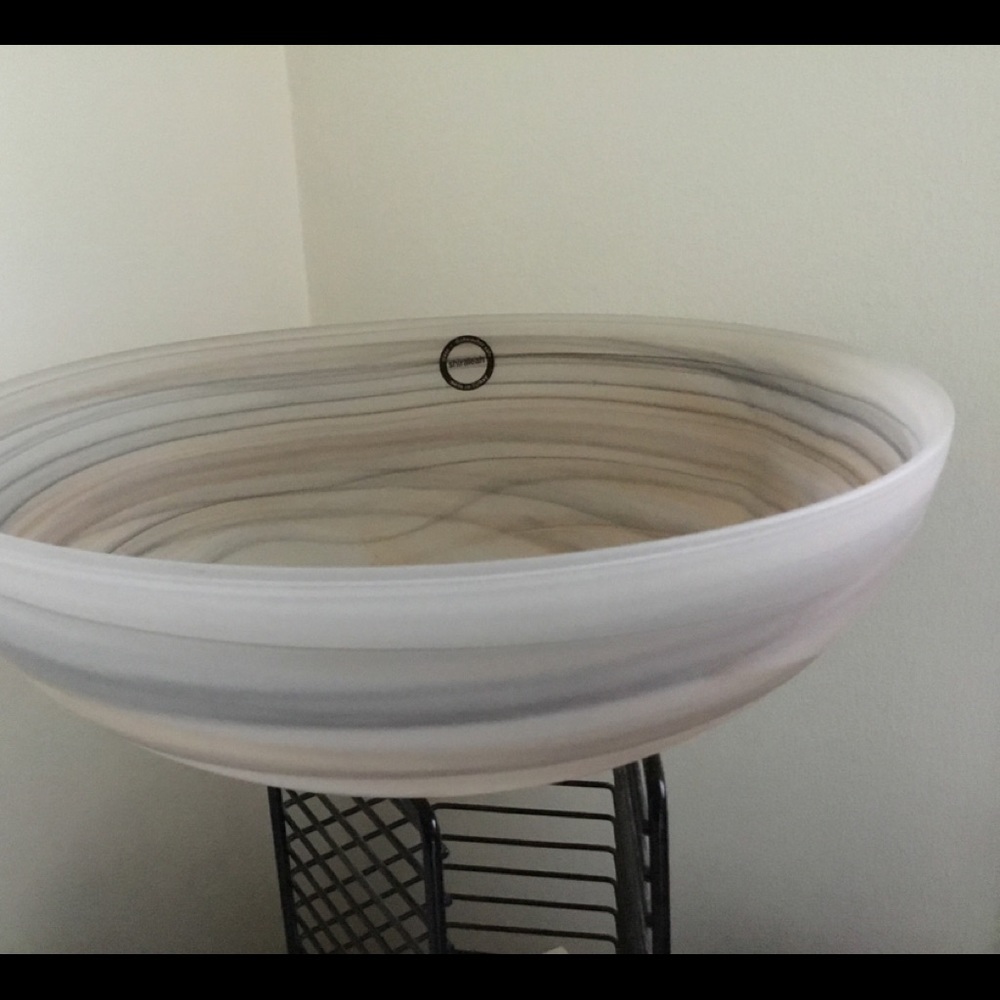 Elegant glass serving bowl